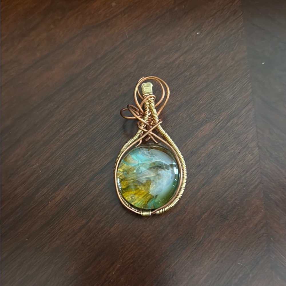 Elegant Gold and Green Necklace with Intricate Design